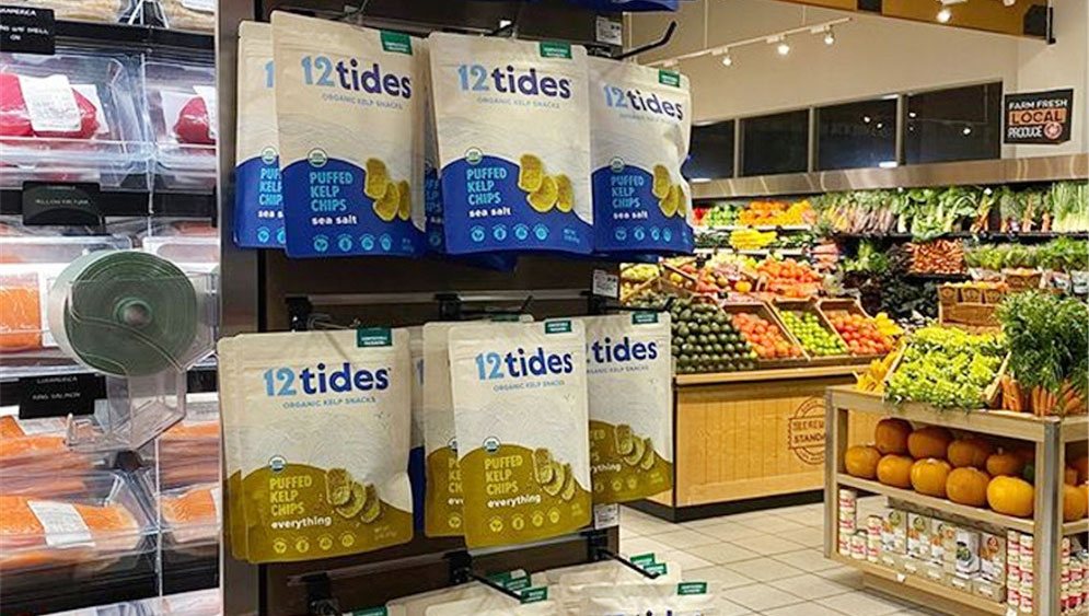 Биоразлагаемые органические картофельные чипсы стоять